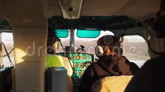日落时分的直升机飞行从驾驶舱内看到飞行员视频的预览图