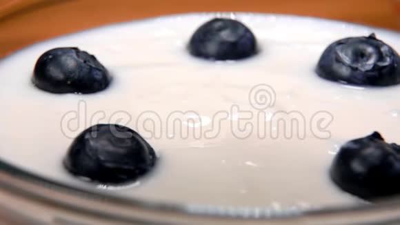 大蓝莓落在美味的酸奶上视频的预览图