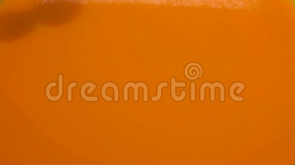 美味多汁的杏半部分正落入杏汁中视频的预览图