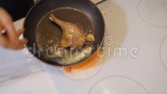 在锅里炸鸡视频的预览图