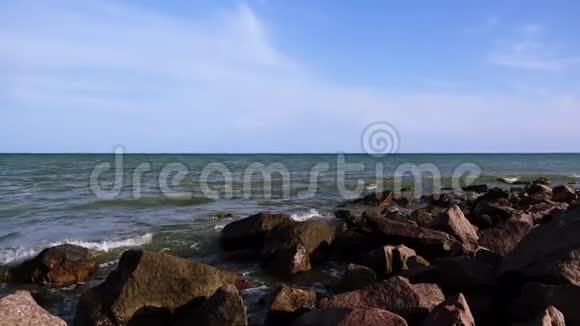 黑海海岸有着巨大的石头海浪在阳光下飞溅视频的预览图