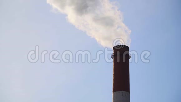 管道烟雾工业生产工厂空气污染密集的浓烟来自工业用红白相间的管道鸟的视野视频的预览图