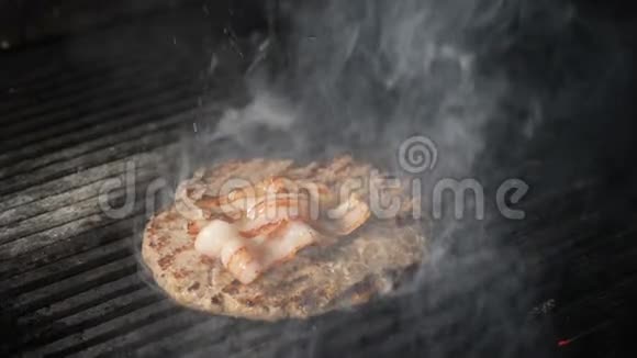 为汉堡煮牛肉和猪肉馅饼蒸汽上升了慢动作烧烤炉上烧烤肉串视频的预览图