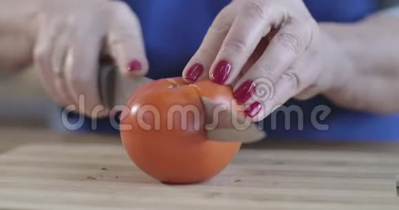 极端特写女性白种人用菜刀切番茄无法辨认的老年妇女视频的预览图