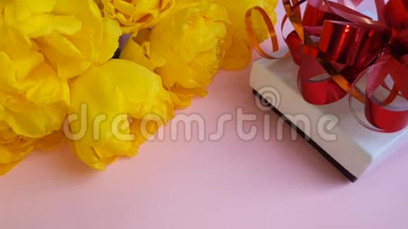 节日用的黄色郁金香花束妇女节情人节姓名日在粉红色的背景上视频的预览图