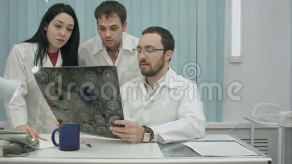 三位年轻害怕的医生检查病人视频的预览图