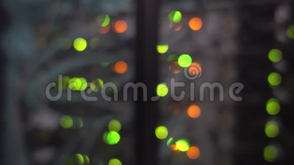服务器机架有许多闪烁的绿色和橙色灯动作镜头视频的预览图