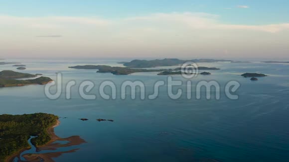 清晨带岛屿海景鸟瞰视频的预览图