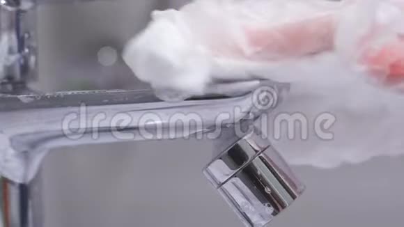 一个女人用洗涤剂和消毒剂洗手浴室里的水龙头特写镜头防止了视频的预览图