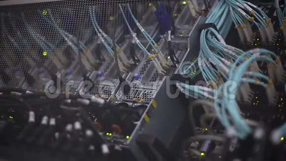 垂直屏幕方向光纤在大数据中心的机架上切断电脑视频的预览图
