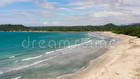 美丽的泻湖和宽阔的沙滩菲律宾吕宋岛视频的预览图