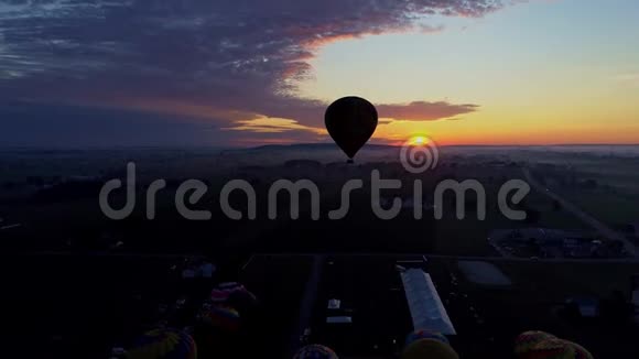 在一个节日的清晨多个热气球的空中景色在阳光下起飞视频的预览图