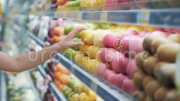 关门用水果蔬菜交易货架买家从柜台拿柠檬视频的预览图