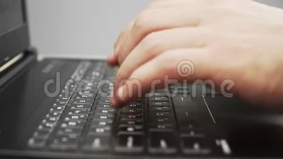 特写镜头那家伙正在笔记本电脑上打字键盘在家工作视频的预览图