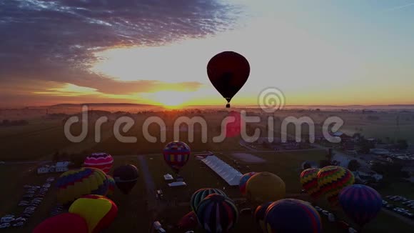 在一个节日的清晨多个热气球的空中景色在阳光下起飞视频的预览图