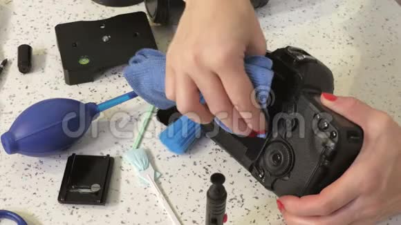 女摄影师清洗肮脏的相机显示器视频的预览图