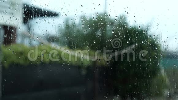 雨滴在白天的窗户上流动视频的预览图