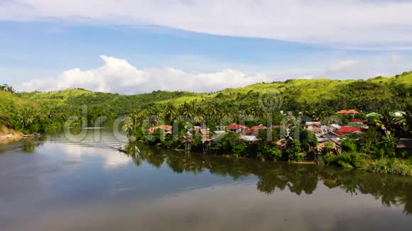 晴天的热带景观河边的村庄菲律宾的性质Sama视频的预览图