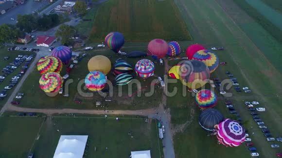 清晨在气球节期间空中向下俯瞰多个热气球的景色飞向太阳视频的预览图