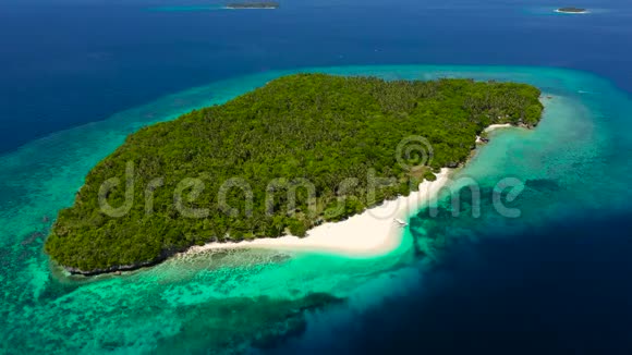 带美丽岛屿的环礁鸟瞰白沙滩和碧海菲律宾马哈巴岛视频的预览图