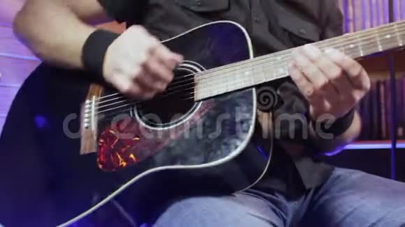 吉他手的特写在室内弹声吉他视频的预览图