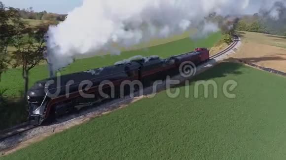 空中正面近景的一个古董修复蒸汽机车穿越乡村视频的预览图