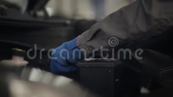 戴上防护手套将男性手举起来取下发动机空气过滤器并将其放回汽车阀盖中视频的预览图