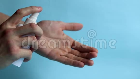 一个人用防腐剂清洁和消毒手预防病毒冠状病毒卫生理念手细视频的预览图