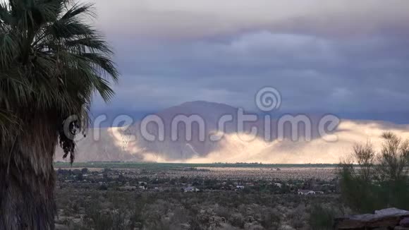 内华达山脉云层中的阴影前景是一棵棕榈树加利福尼亚视频的预览图