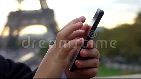 手点击埃菲尔铁塔旁边的电话视频的预览图