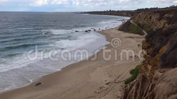 马利布地区太平洋的沙质海岸巨浪翻滚上岸视频的预览图