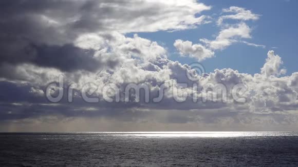加利福尼亚太平洋上空的白云视频的预览图
