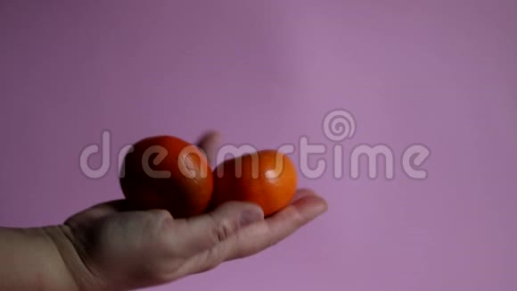 粉红色背景上的橘子新鲜的素食健康饮食视频的预览图