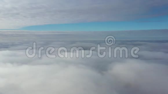 早晨飞越连续的云层或晨雾视频的预览图