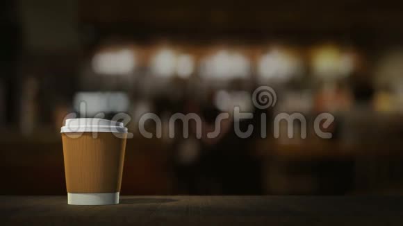 一次性杯子与咖啡和鸡尾酒出现在无限循环重复的酒吧柜台桌架完美的视频的预览图