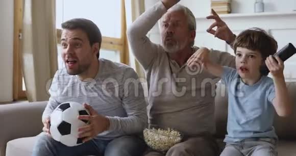 沮丧的三代男性家庭看电视失望的输掉比赛视频的预览图