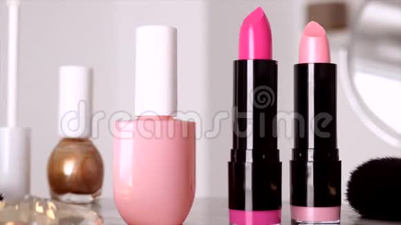 化妆用品化妆台上的化妆用品口红刷子睫毛膏指甲油用于豪华美容的粉末视频的预览图
