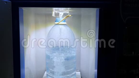 在公共场所出售饮用水的机器视频的预览图