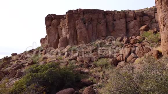 山蚀形成的红山砂岩沙漠景观亚利桑那州菲尼克斯市视频的预览图