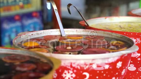 在圣诞市场上放满了酒的碗视频的预览图