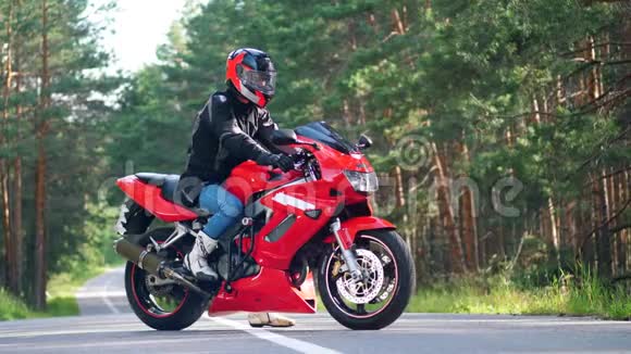 骑着红色摩托车的骑手坐在上面视频的预览图