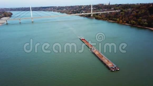 在多瑙河上满载货物运输材料的货船的鸟瞰图视频的预览图