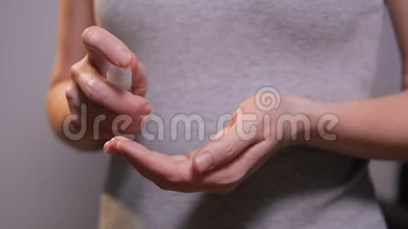 一个女人用消毒剂洗手视频的预览图