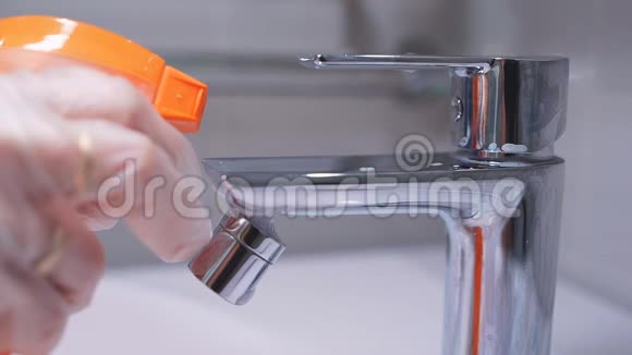在浴室的镀铬水龙头上喷洒清洁剂卫生房屋清洁消毒视频的预览图