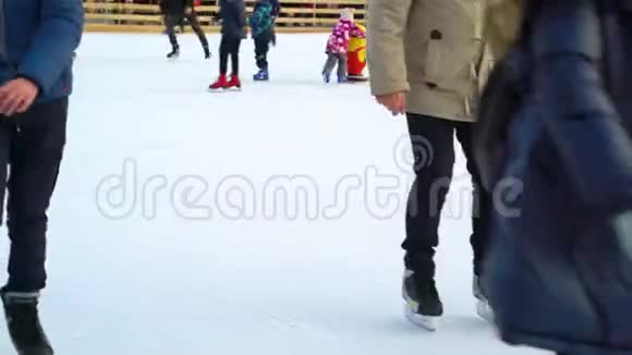有溜冰场帮手的儿童视频的预览图