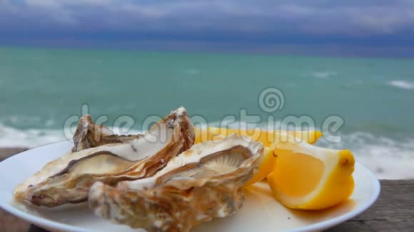 新鲜牡蛎和柠檬对抗海洋视频的预览图