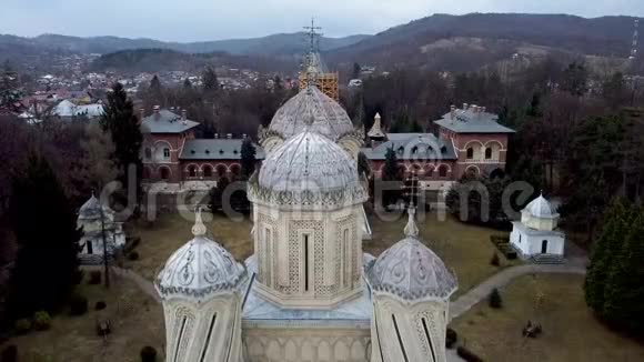 东正教修道院的空中镜头视频的预览图