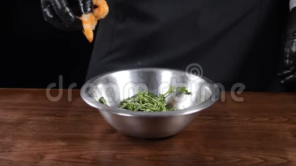 厨师烹饪沙拉与虾在不锈钢碗慢动作美味佳肴带海鲜沙拉的菜肴餐厅不错视频的预览图