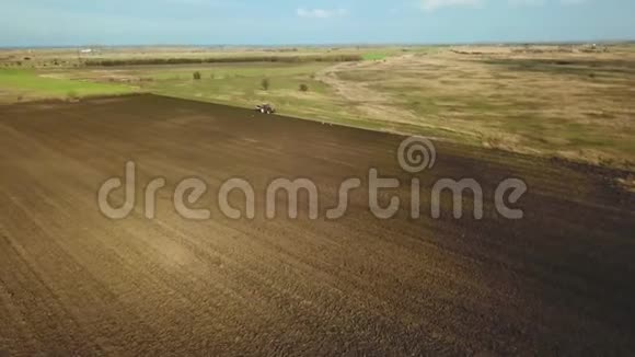 用拖拉机进行倒耕的农业耕地全景视频的预览图