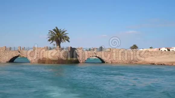 埃及古纳从漂浮在航道上的船上看酒店和房屋视频的预览图
